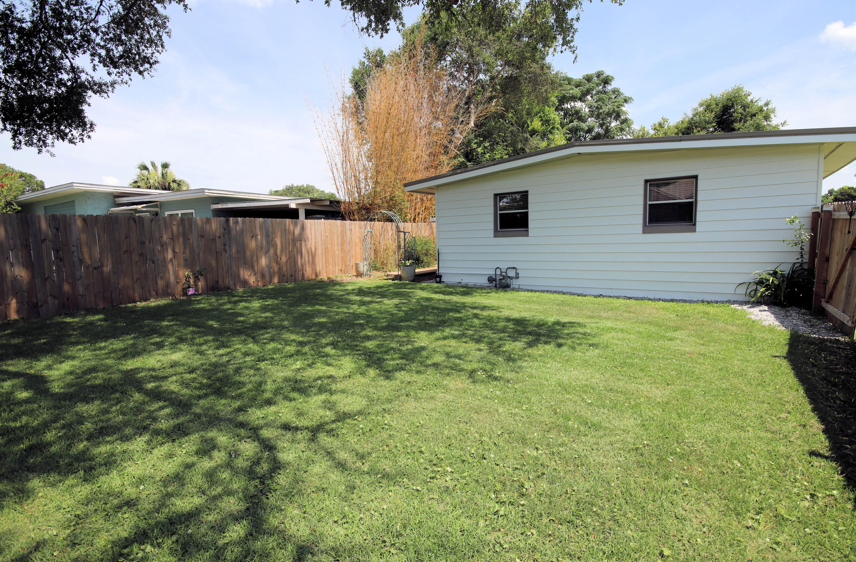ELLIOTTS POINT - Residential