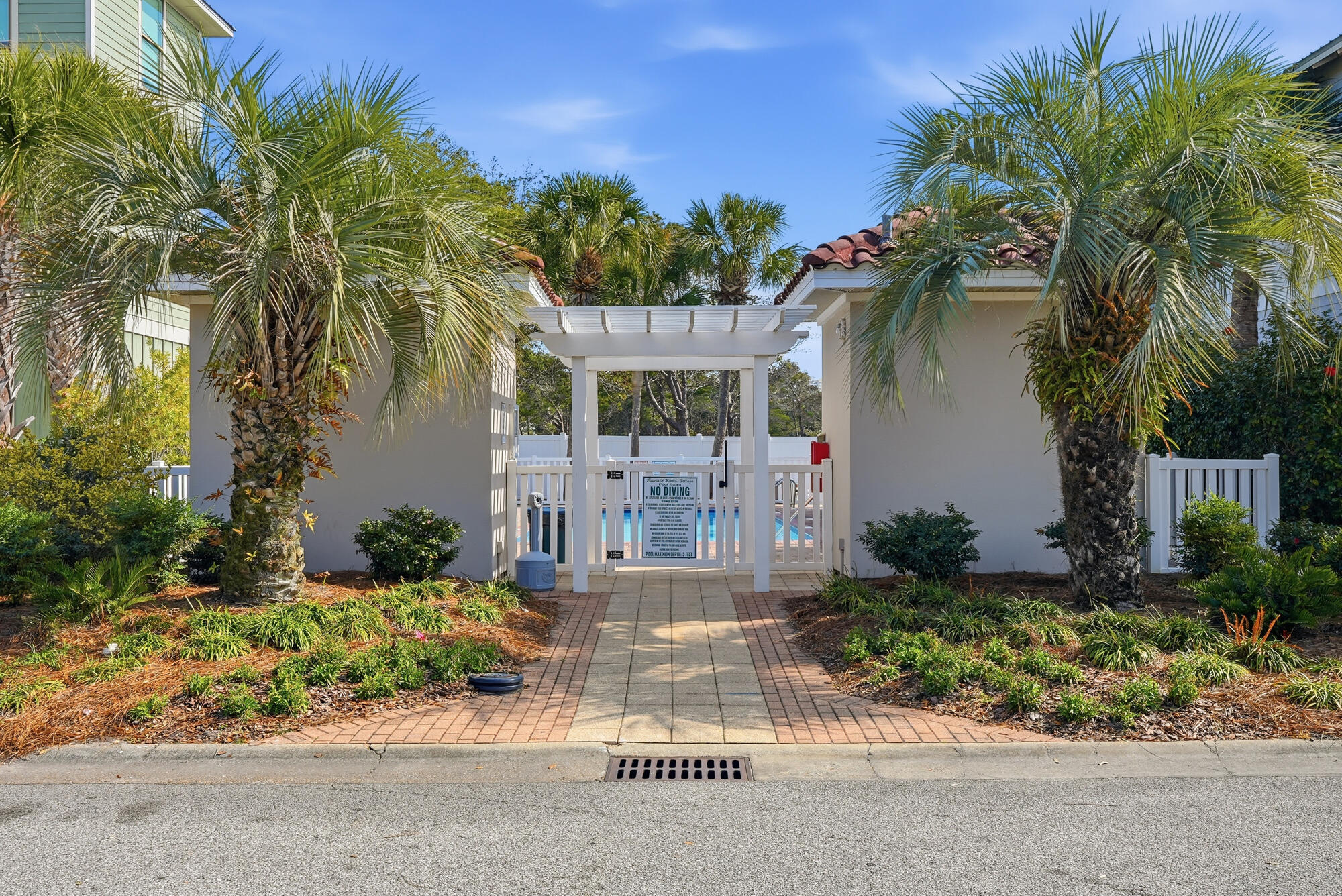 EMERALD WATERS VILLAGE - Residential