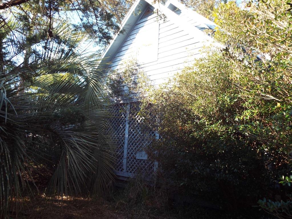 Great price for this multi family home with a total of 3 bed and 2 Baths . Home was built in 1985 and mayrequire some updates. Here's your opportunity to customize your dream home. Close proximity to beaches,shopping, restaurants, schools, and main roads. Don't miss out on this income potential; schedule a visitand make your offer.