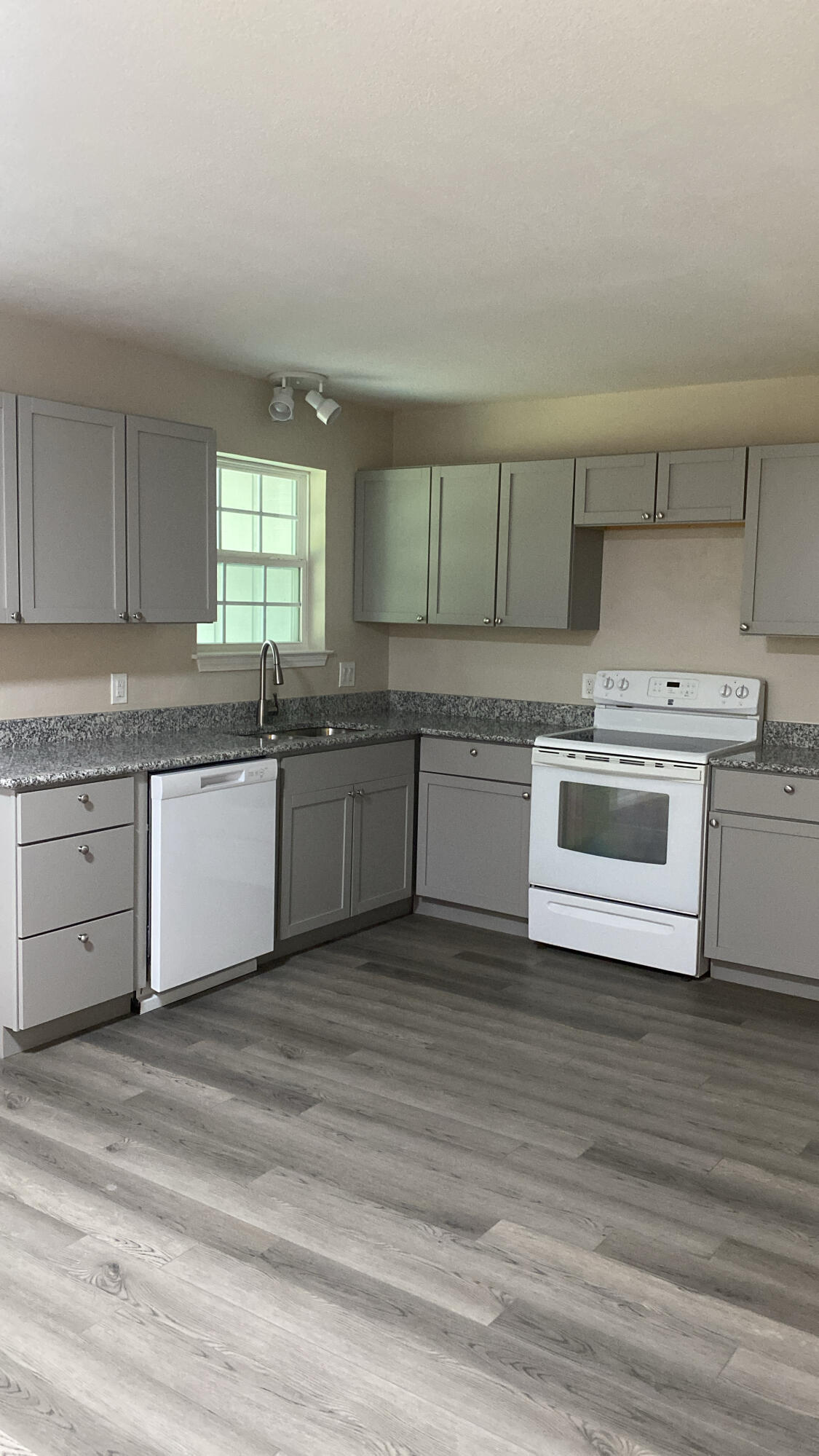 HAMPTONS TOWNHOMES THE - Residential Lease