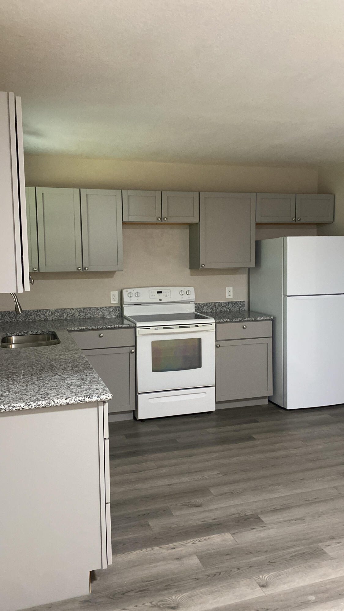 HAMPTONS TOWNHOMES THE - Residential Lease