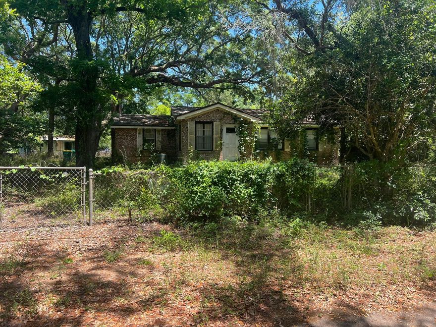 INVESTOR SPECIAL. Calling all House Renovators & Flippers. This is the perfect project for you. Plenty to do and in a phenominal location. Walking distance to Lion's Park & Boat Ramp and the one and only THE WHARF 850 seafood restaurant. Also, this lot is large enought to be split in 2 and built on. Perhaps making the entry road on Cedars. Call for more information