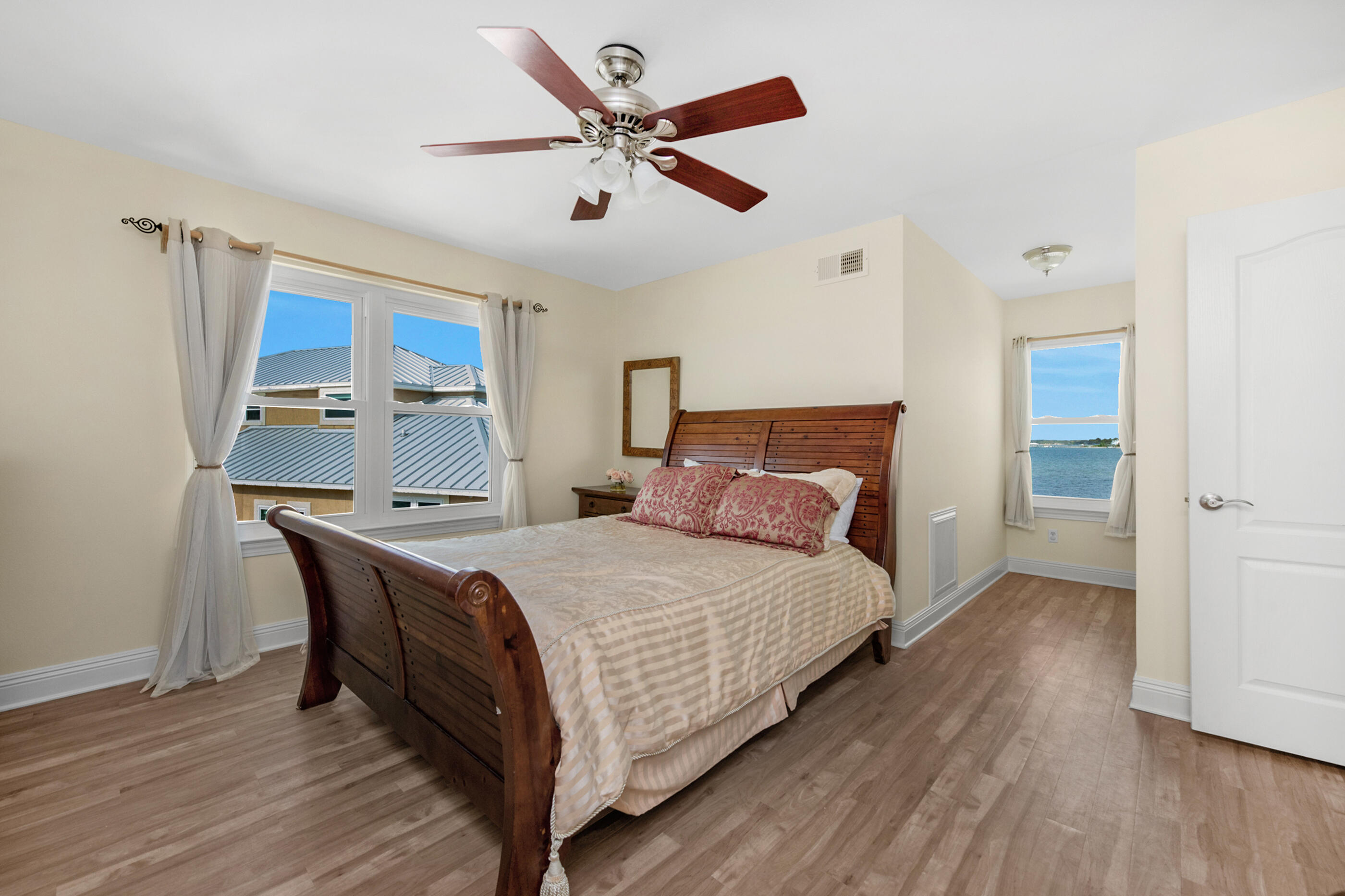 SANDY POINTE - Residential