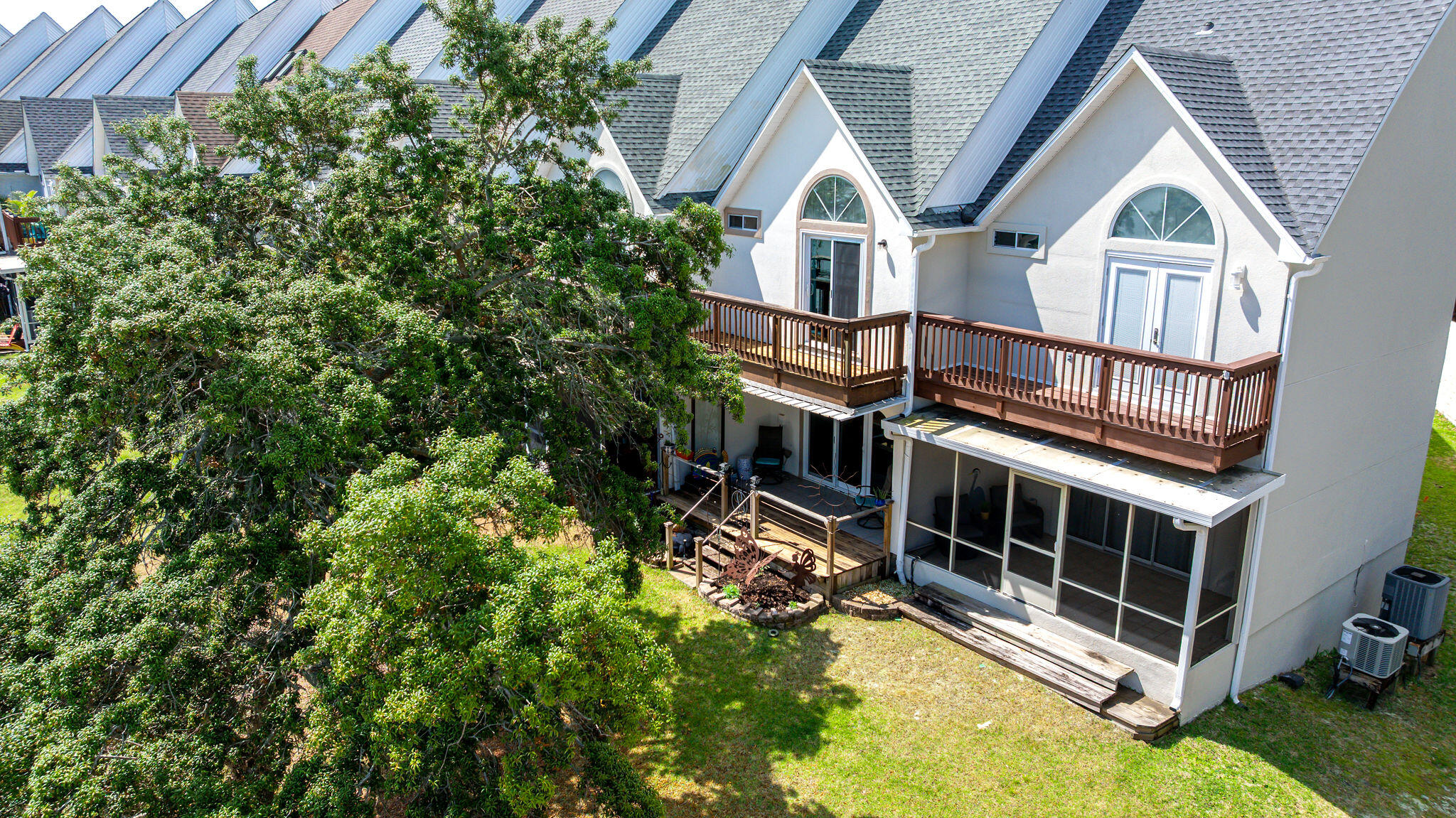 HIDDEN BAY VILLAGE - Residential