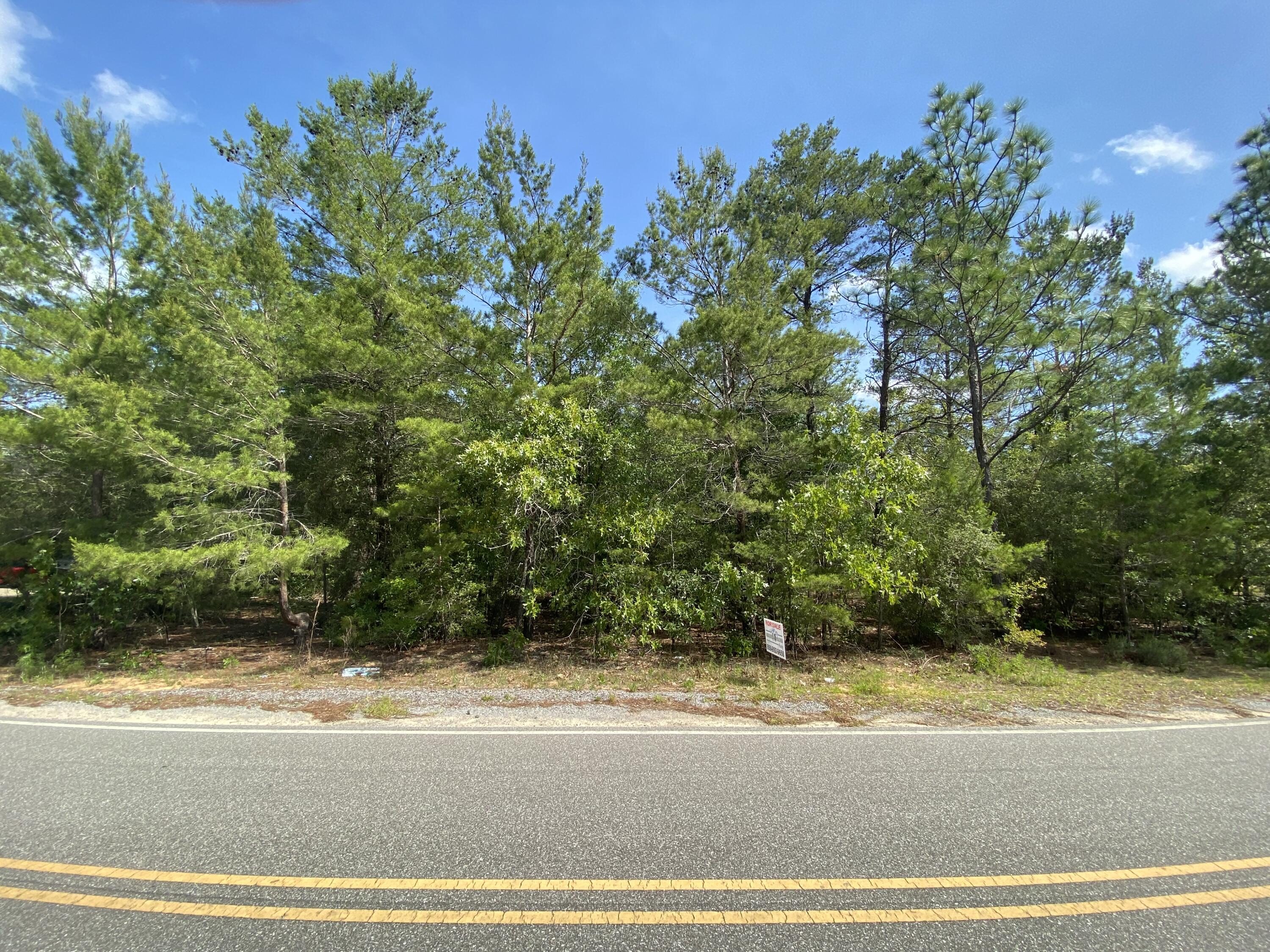 .43 acres of Vacant Land in Oakwood Hills perfect for building. This location is close to !-10 with an easy commute to Cresview and Eglin AFB. Mossy Head Water available. Tap fee due. Septic tank required.