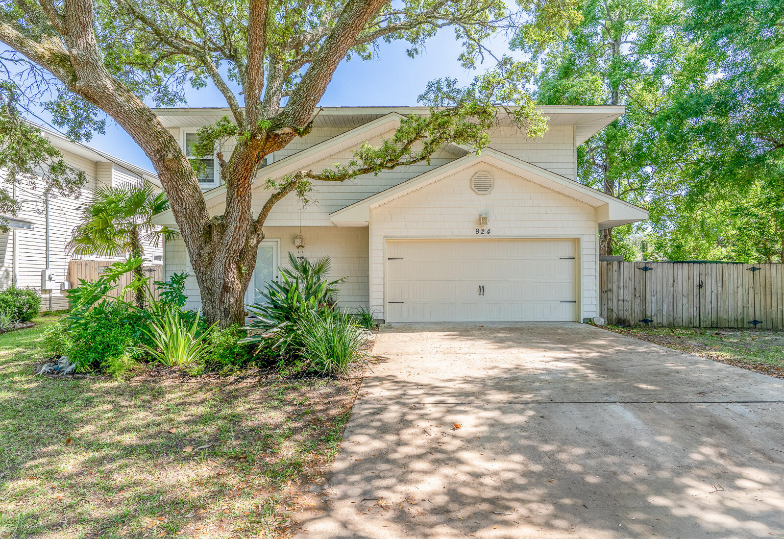This Subdivision is conveniently located near both Hurlburt Field and Eglin Air Force Bases, Ft. Walton Beach Medical Center, shopping Etc. This 3/3 home is perfect for a large family. As you enter the foyer through the covered porch, the family room will be directly if front of you. At the right of the family room is the dining area and kitchen which has maple cabinetry w/ crown moulding, 3 cm. granite countertops w/ bull nose edges, stainless appliances (including a commercial grade refrigerator), a breakfast bar, and pantry. The rear of the home, opens to a large patio, and is perfect for entertaining. The entire first floor and all baths have tile flooring. The master suite is roomy, has 2 large closets, a double vanity, a jetted garden tub and separate shower.