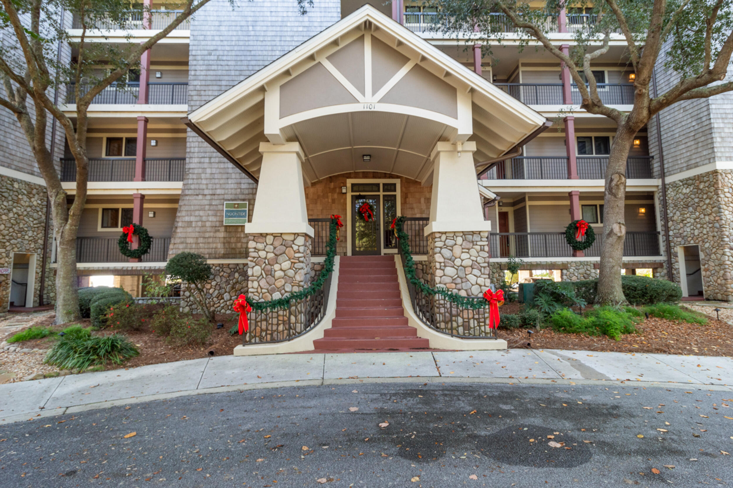 LAKESIDE LODGE AT PROSPECT POINT - Residential