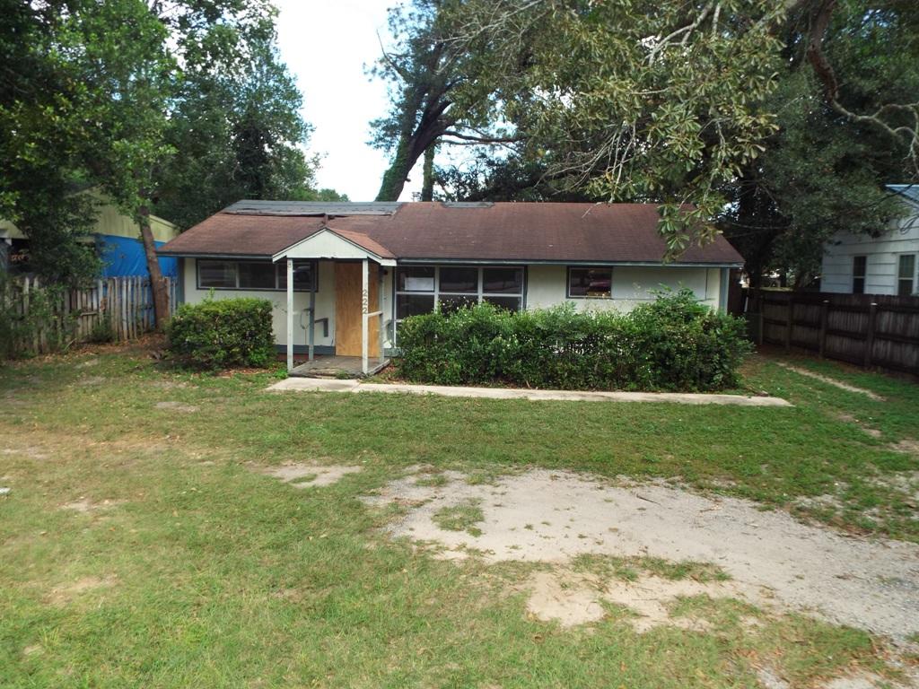 Diamond in the rough- Here is your chance to create your space. Bungalow with 2 bed 1 bath and a spacious tree lined lot. Make an offer.
