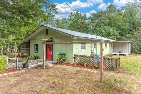 A home in DeFuniak Springs