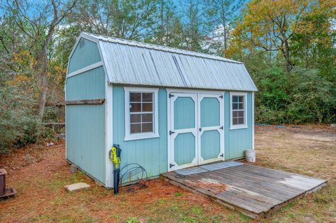 A home in DeFuniak Springs