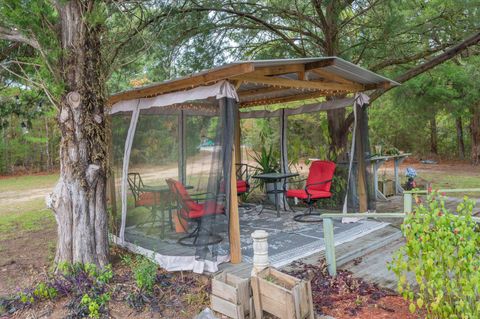 A home in DeFuniak Springs