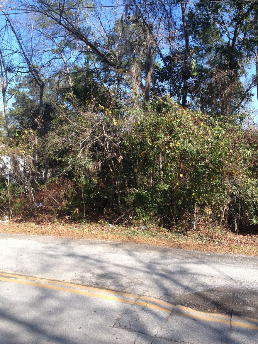 Nice lot in the Black Creek area. 10 minutes to new Publix's in Freeport. Enjoy fishing Black Creek, Choctawatchee River and the Bay.
