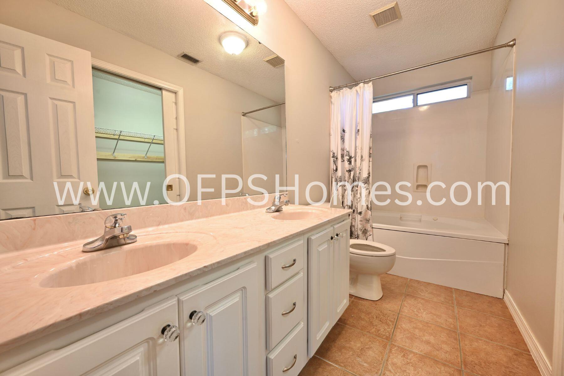 OAK PARK ESTATES - Residential Lease