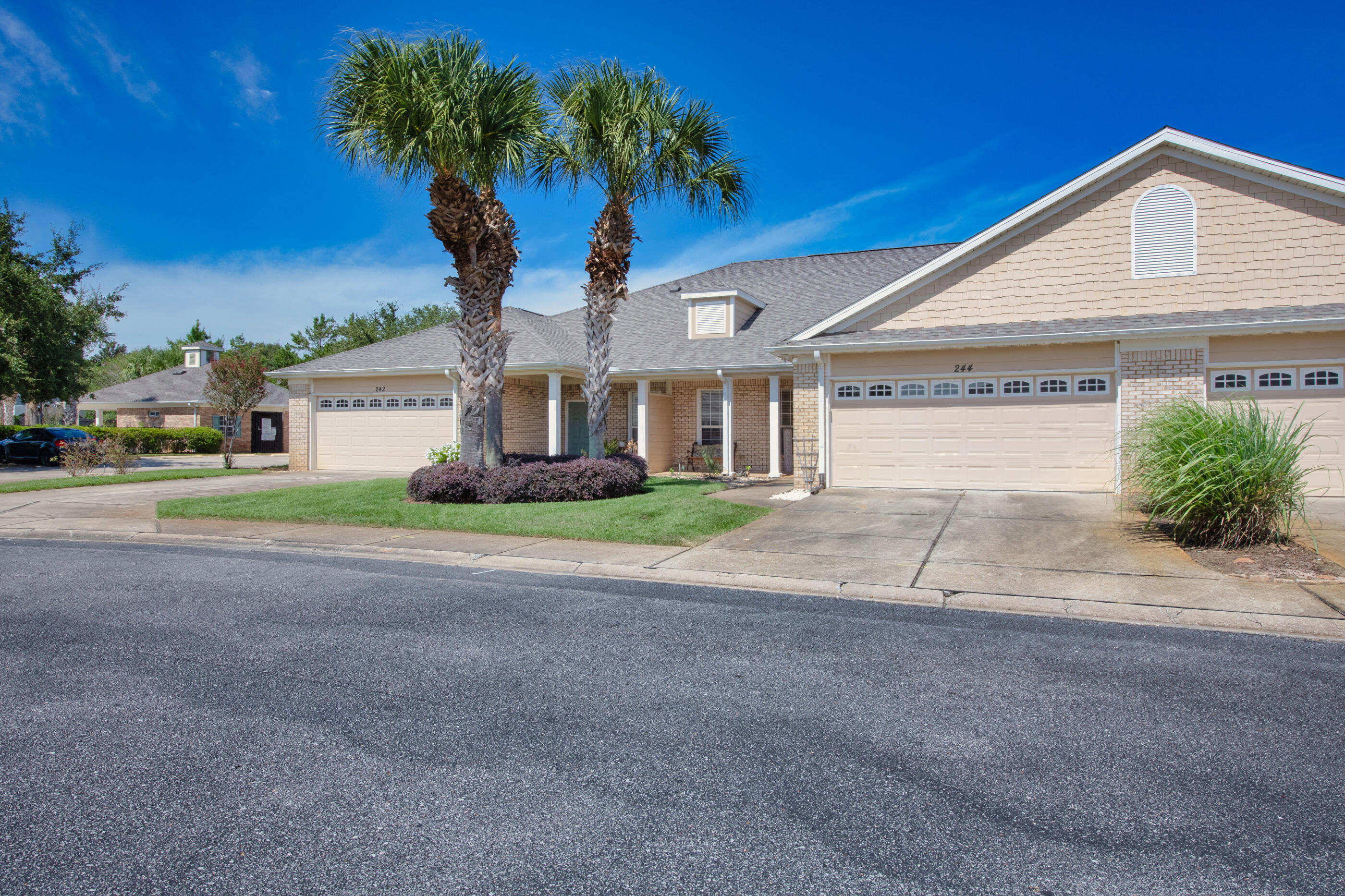 DIAMOND LAKES - Residential