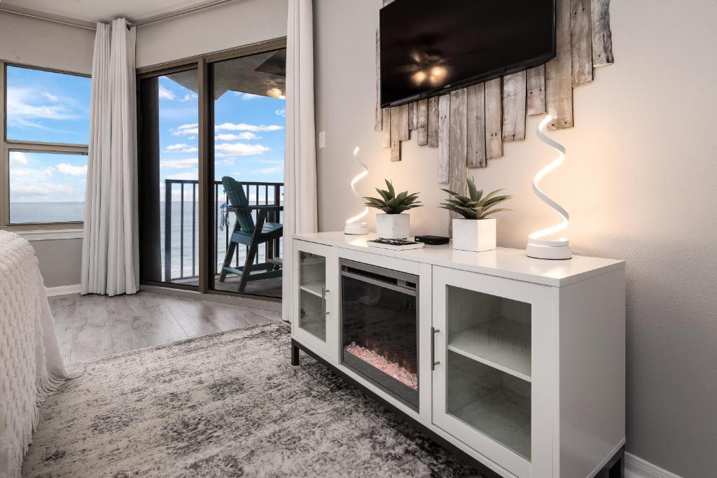 EMERALD TOWERS WEST CONDO - Residential