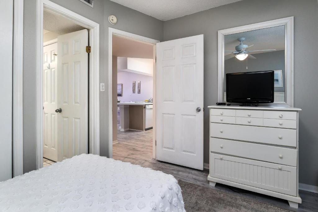 EMERALD TOWERS WEST CONDO - Residential