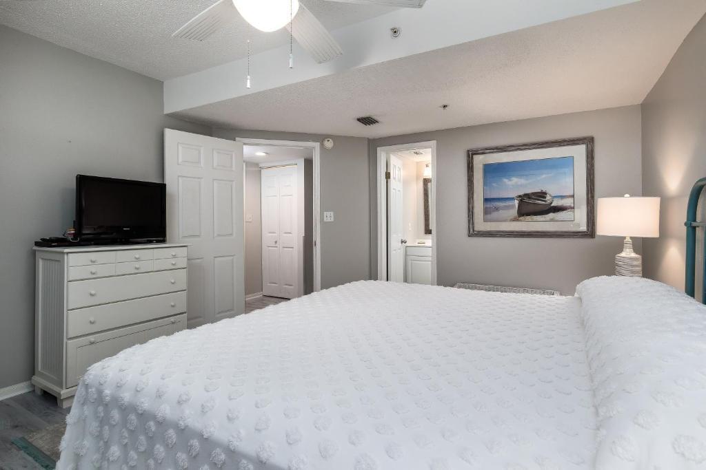 EMERALD TOWERS WEST CONDO - Residential