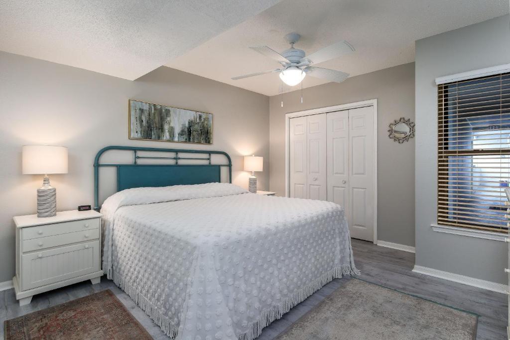 EMERALD TOWERS WEST CONDO - Residential