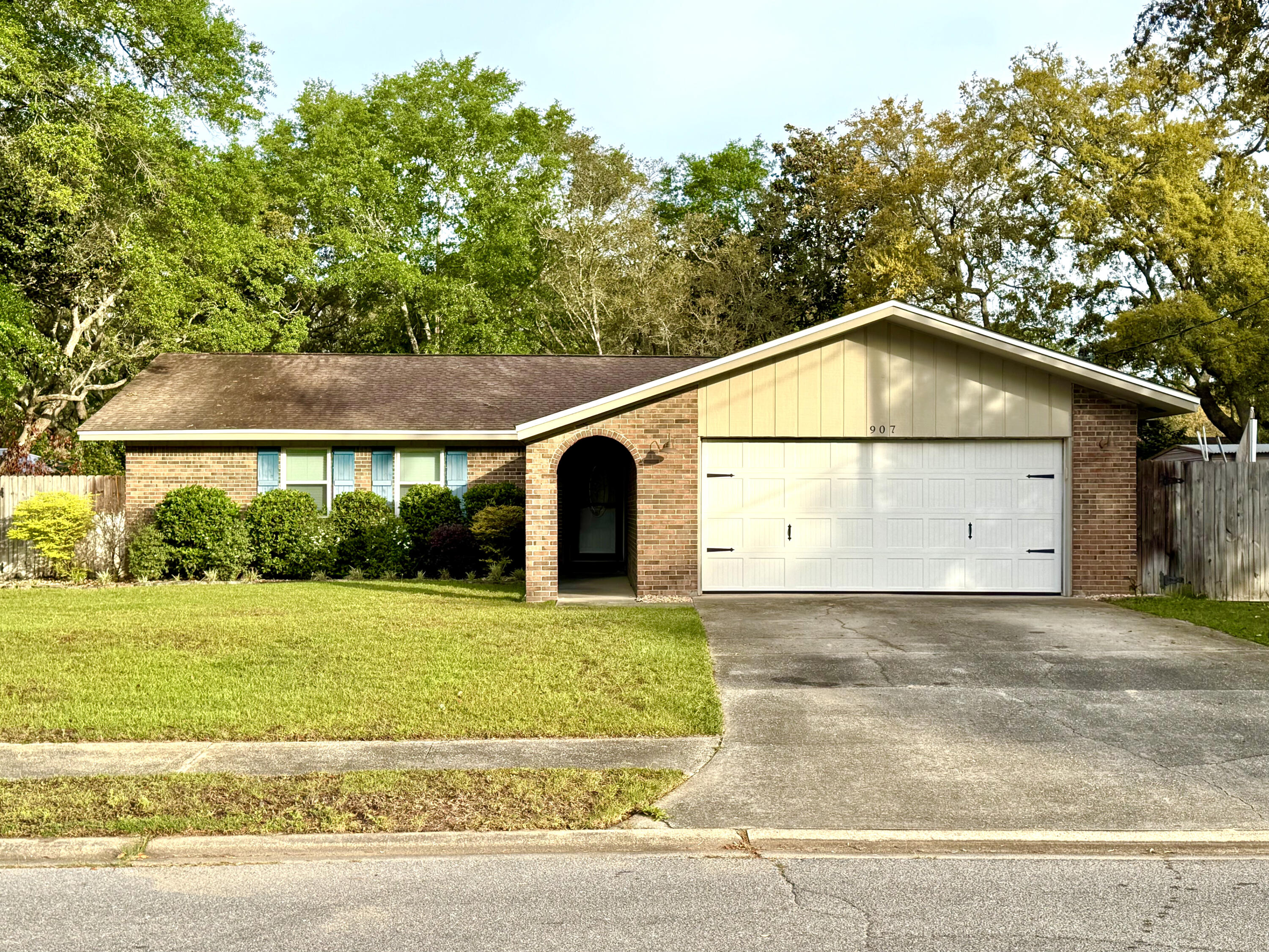 PINEWOOD ESTATES - Residential Lease