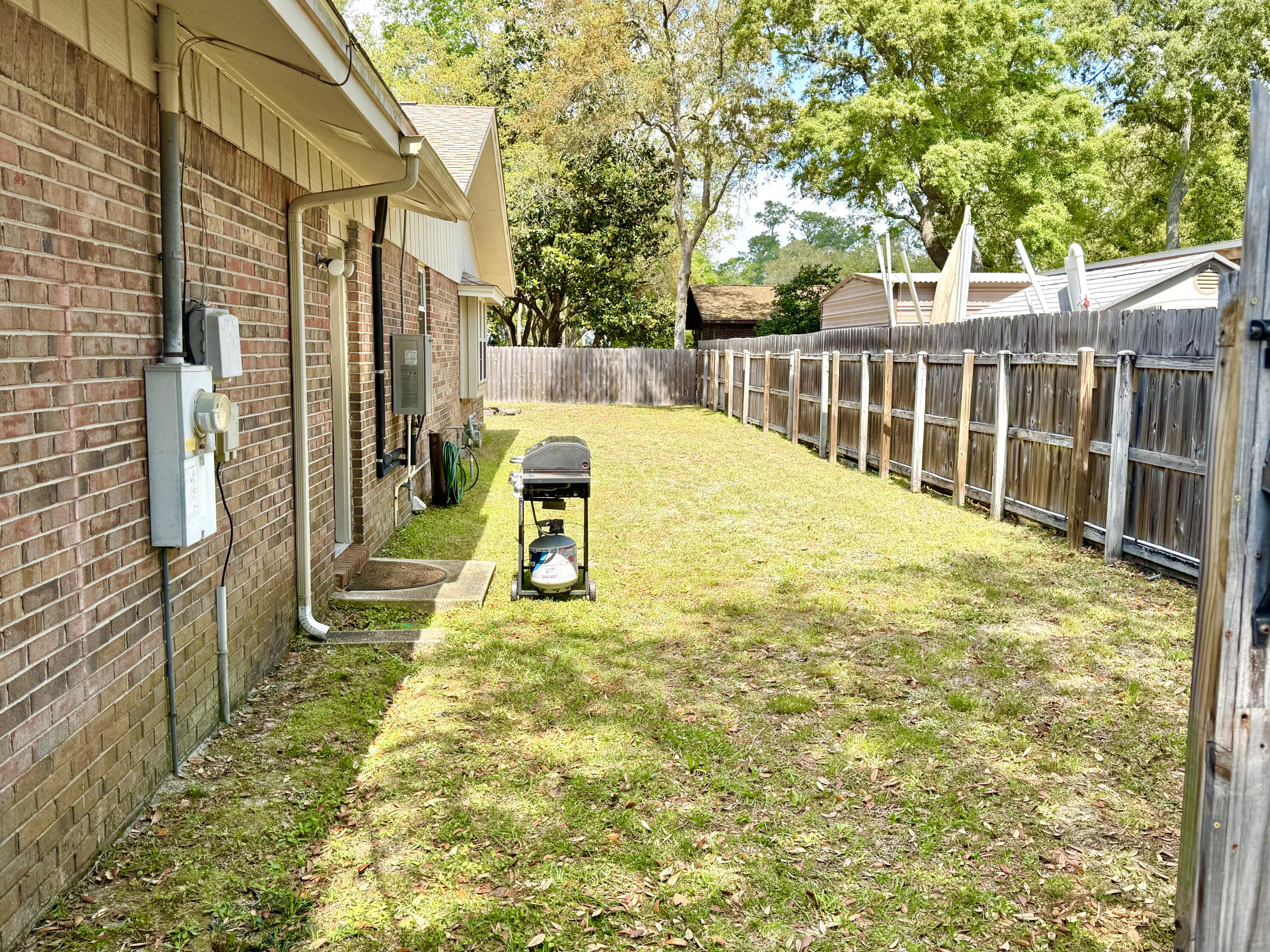 PINEWOOD ESTATES - Residential Lease