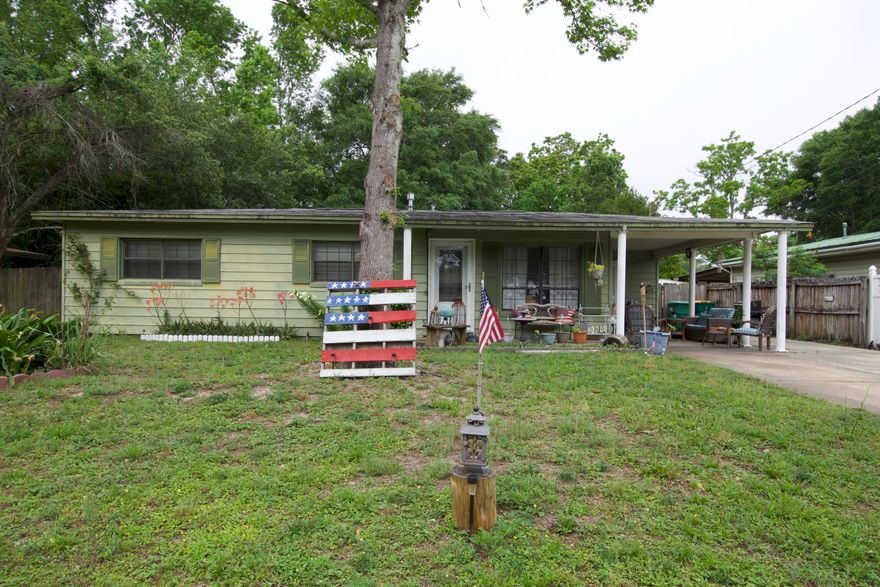 Handyman special!!  This house has LOTS of potential! Great for investment or first time home buyer that does not mind some sweat equity!