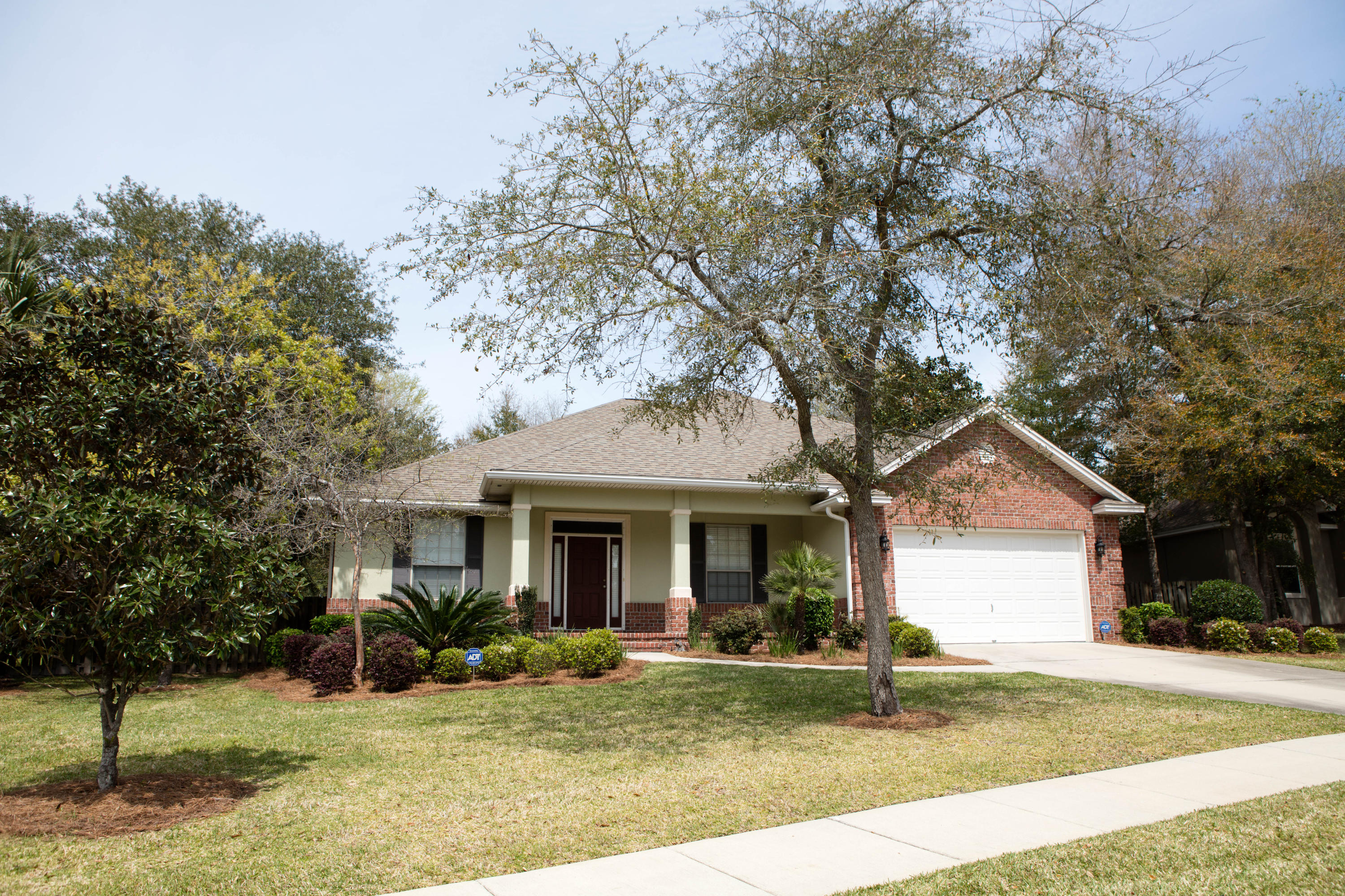 Swift Creek. Custom Built by Key Lime Construction. All Brick.Front covered porch. Split floor plan. 9ft. Ceilings. Real Hardwood in living and hallways. 18x20 Tile in entry, kitchen, bathrooms, and laundry. Crown molding. Stainless steel GE appliances. Granite counter tops. Breakfast Bar. Full wood overlay cabinets. Built-ins. Jack 'n' Jill bathroom. Gas Fireplace. Fabulous laundry room with fantastic storage. Master suite with large walk-in closet. Whirlpool Tub. Tiled shower. His/Her Vanity. Covered back porch is screened. Storage Room attached to back of home. Oversize Garage.Hurricane Shutters. Privacy Fence. Sprinkler System. Lawn Pump. Gas heat/water heater.Termite Bond. Community amenities include swimming pool,community center,tennis courts,walking path,and fishing pond. Warranty
