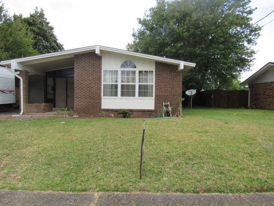 Great home in popular location, Just a short drive to Hurlburt Field. Kitchen and Family are very open. Family room has a fireplace. Dining room at the front of the house. Large laundry area. Property to be sold ''AS IS''. DON'T WAIT, YOU'LL BE TOOO LATE!!!