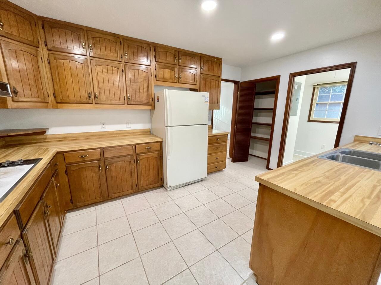 WOODLAND SHORES - Residential Lease