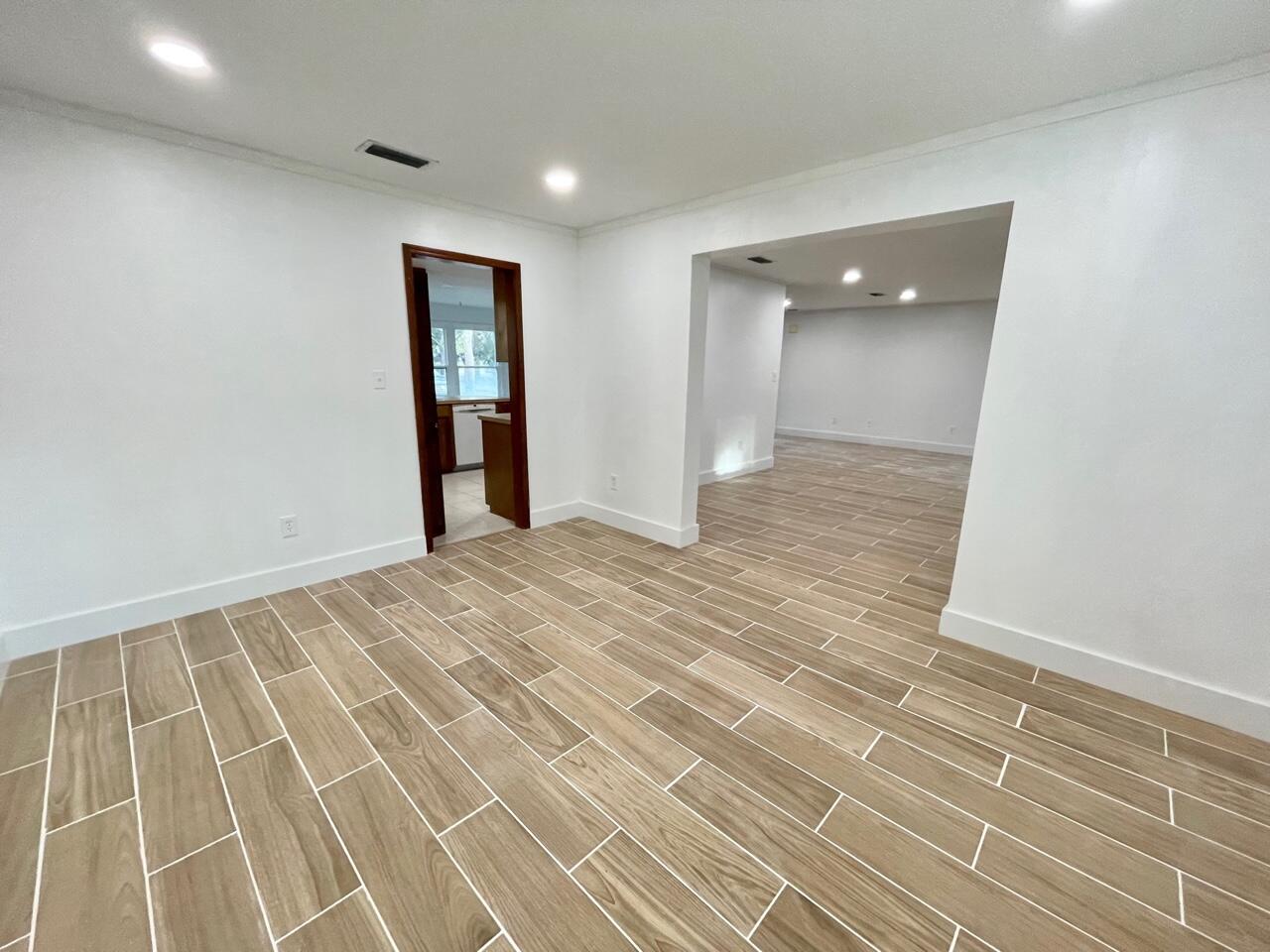 WOODLAND SHORES - Residential Lease