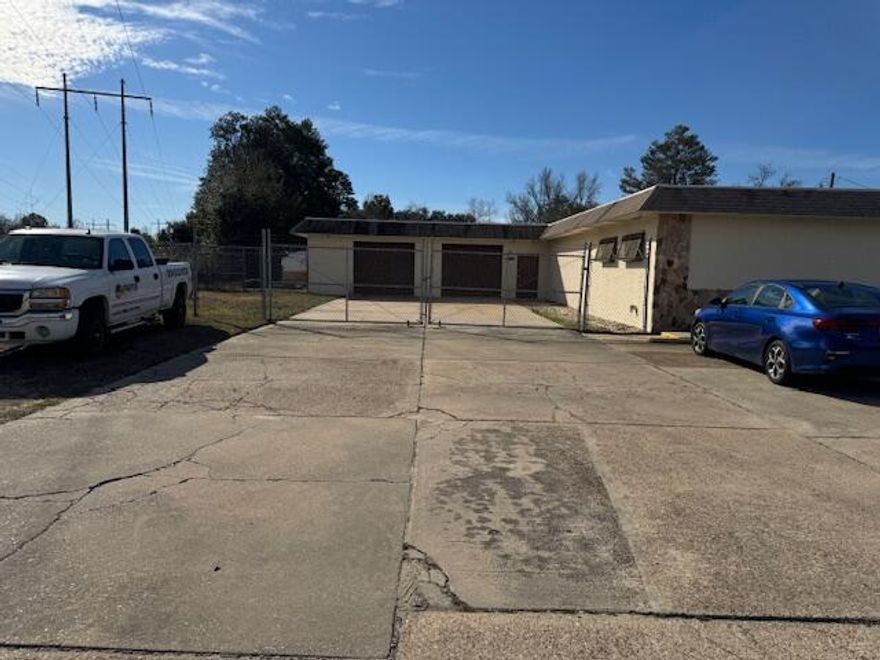 Versatile flex space available for lease at 733 Edge Street, Fort Walton Beach, FL 32547. This functional property features two roll-up doors, ideal for light industrial, storage, workshop, or small business operations. The fenced-in yard adds valuable outdoor space for equipment, parking, or secure storage. Conveniently located with easy access to local roads and amenities. Lease rate: $1,400 per month. A great opportunity for businesses needing flexibility and practicality in a central Fort Walton Beach location.