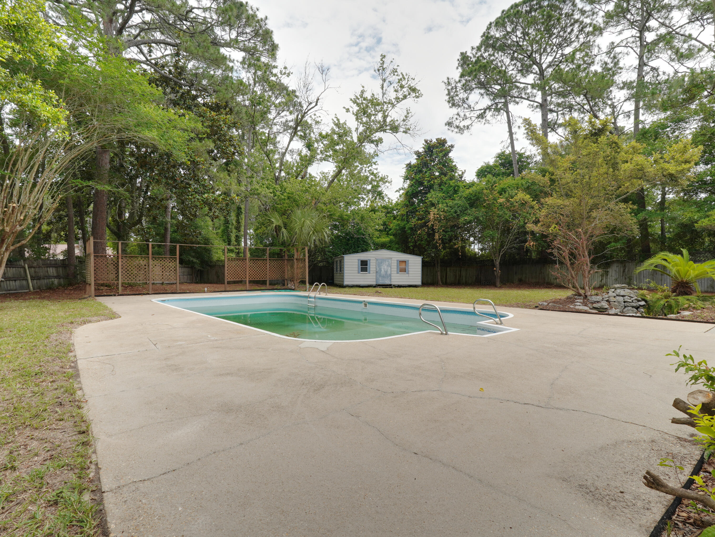 PINEWOOD ESTATES - Residential