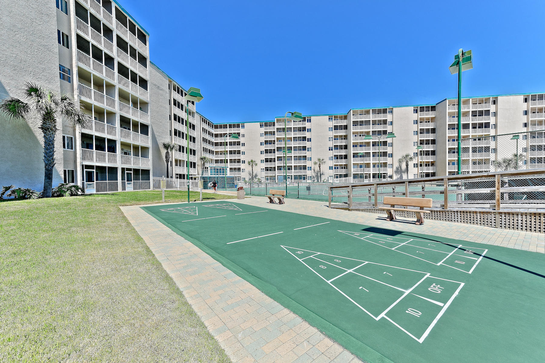 HOLIDAY SURF & RACQUET CLUB - Residential