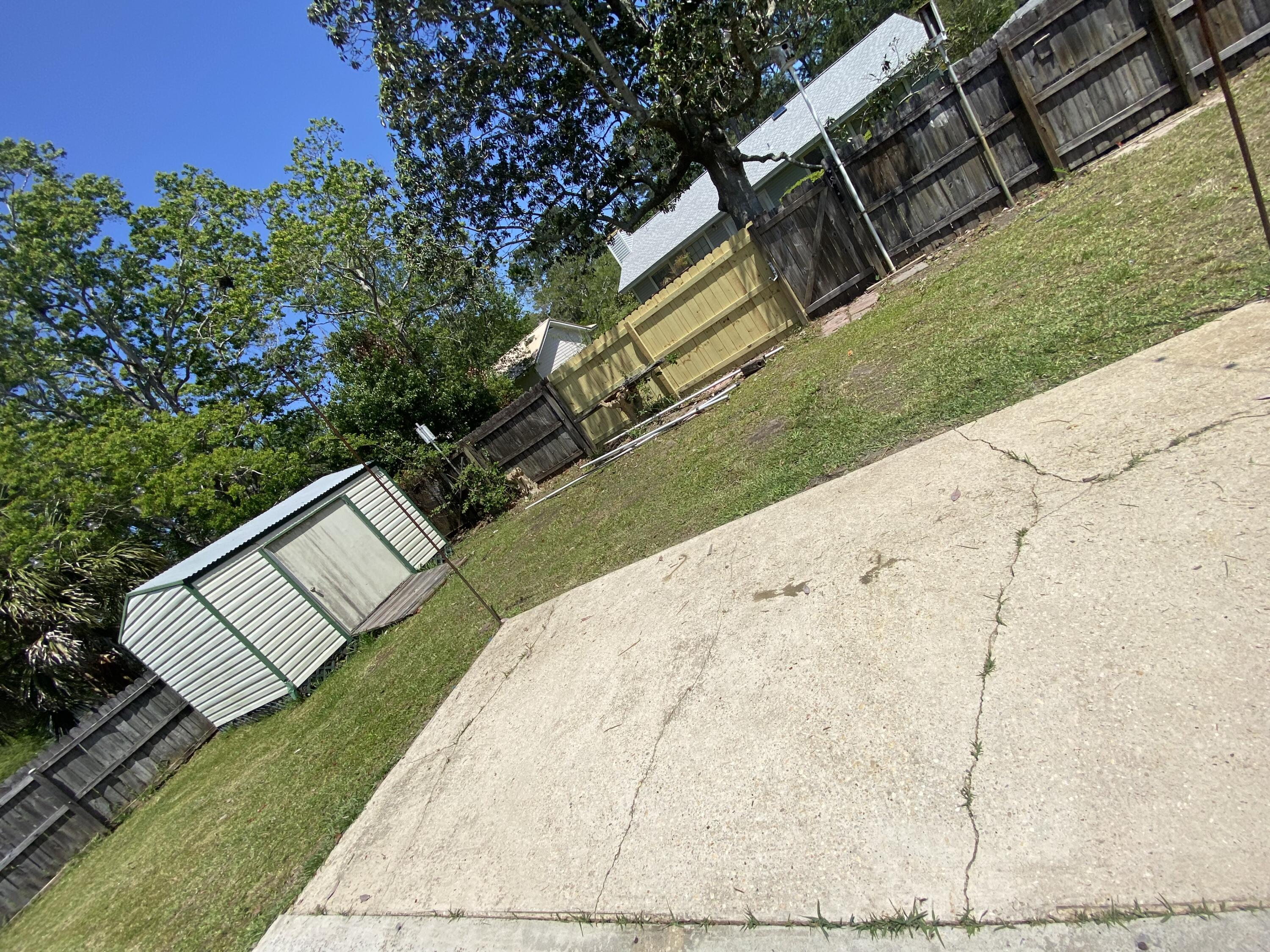 PINE MEADOWS ADD #2 LOT 11 BLK E - Residential