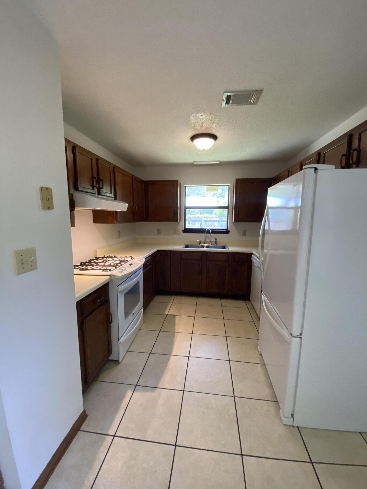 PINE MEADOWS ADD #2 LOT 11 BLK E - Residential