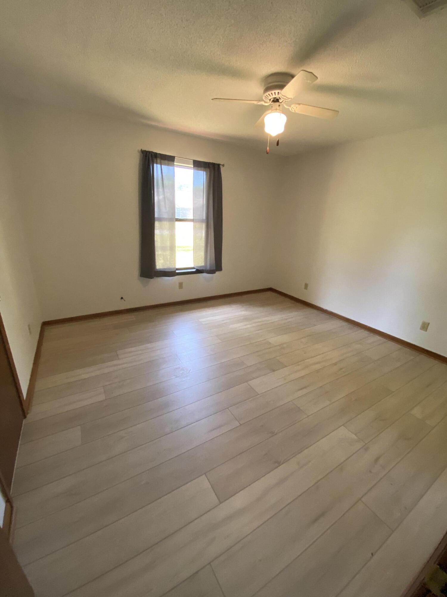 PINE MEADOWS ADD #2 LOT 11 BLK E - Residential