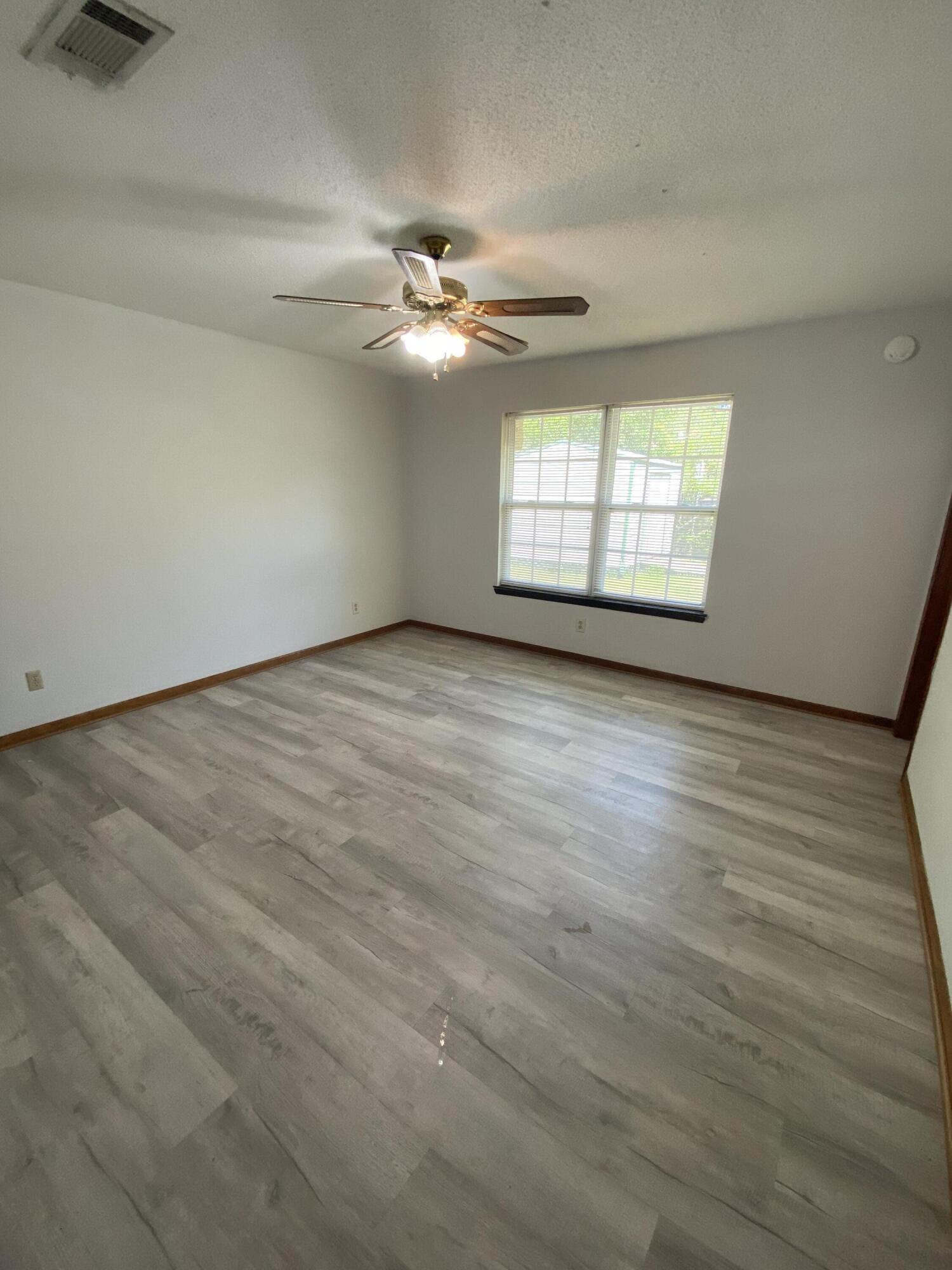 PINE MEADOWS ADD #2 LOT 11 BLK E - Residential