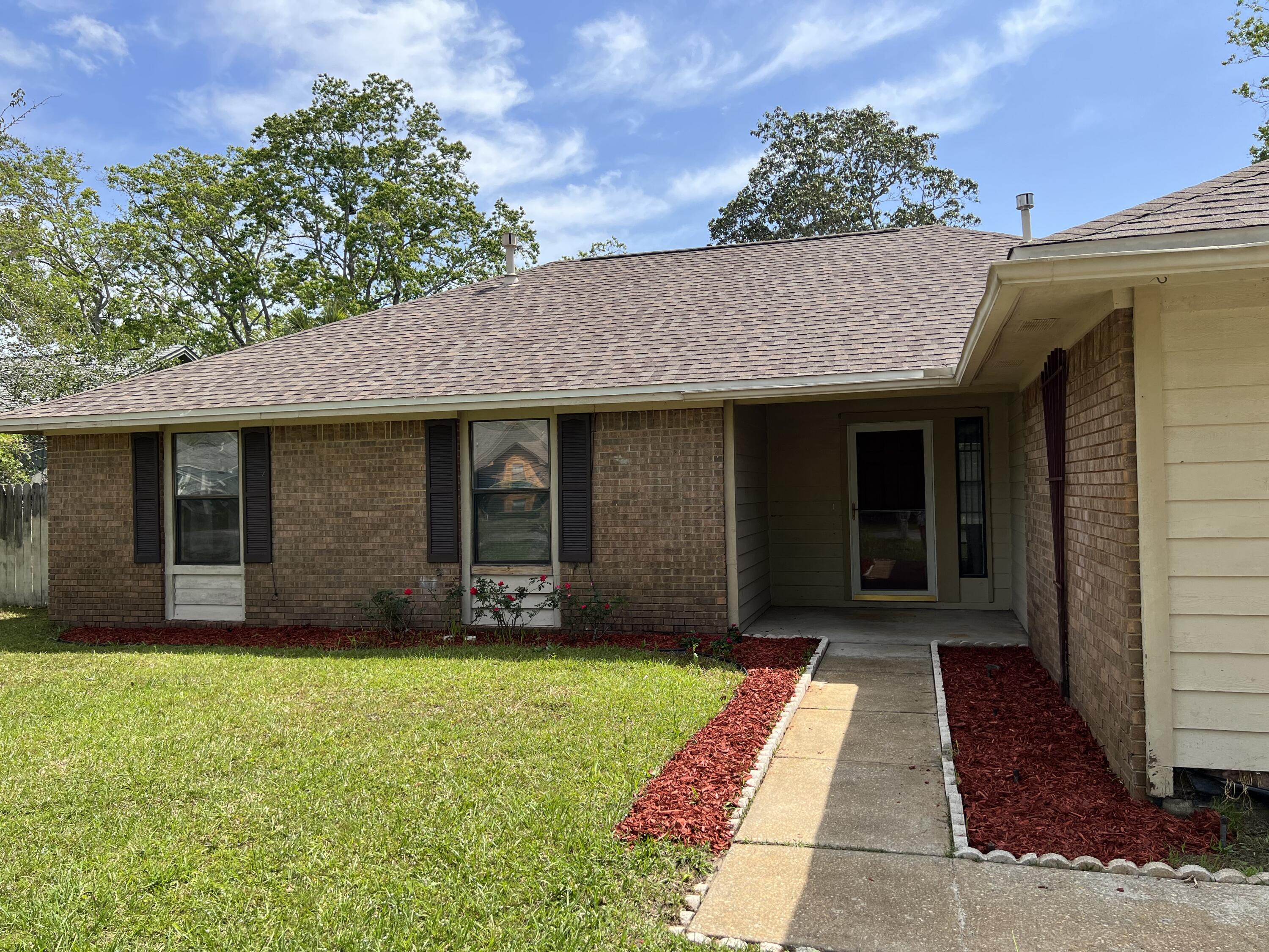 PINE MEADOWS ADD #2 LOT 11 BLK E - Residential