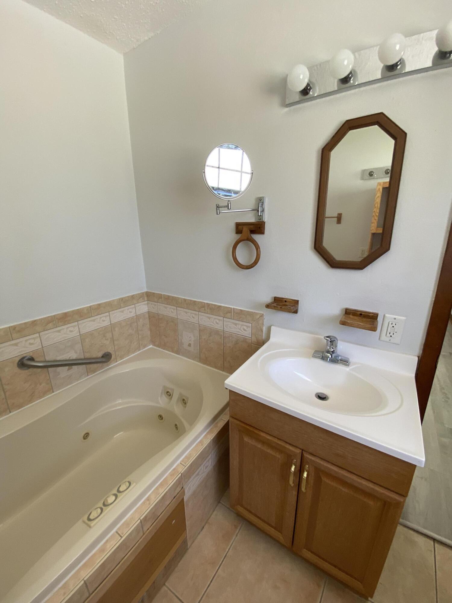 PINE MEADOWS ADD #2 LOT 11 BLK E - Residential