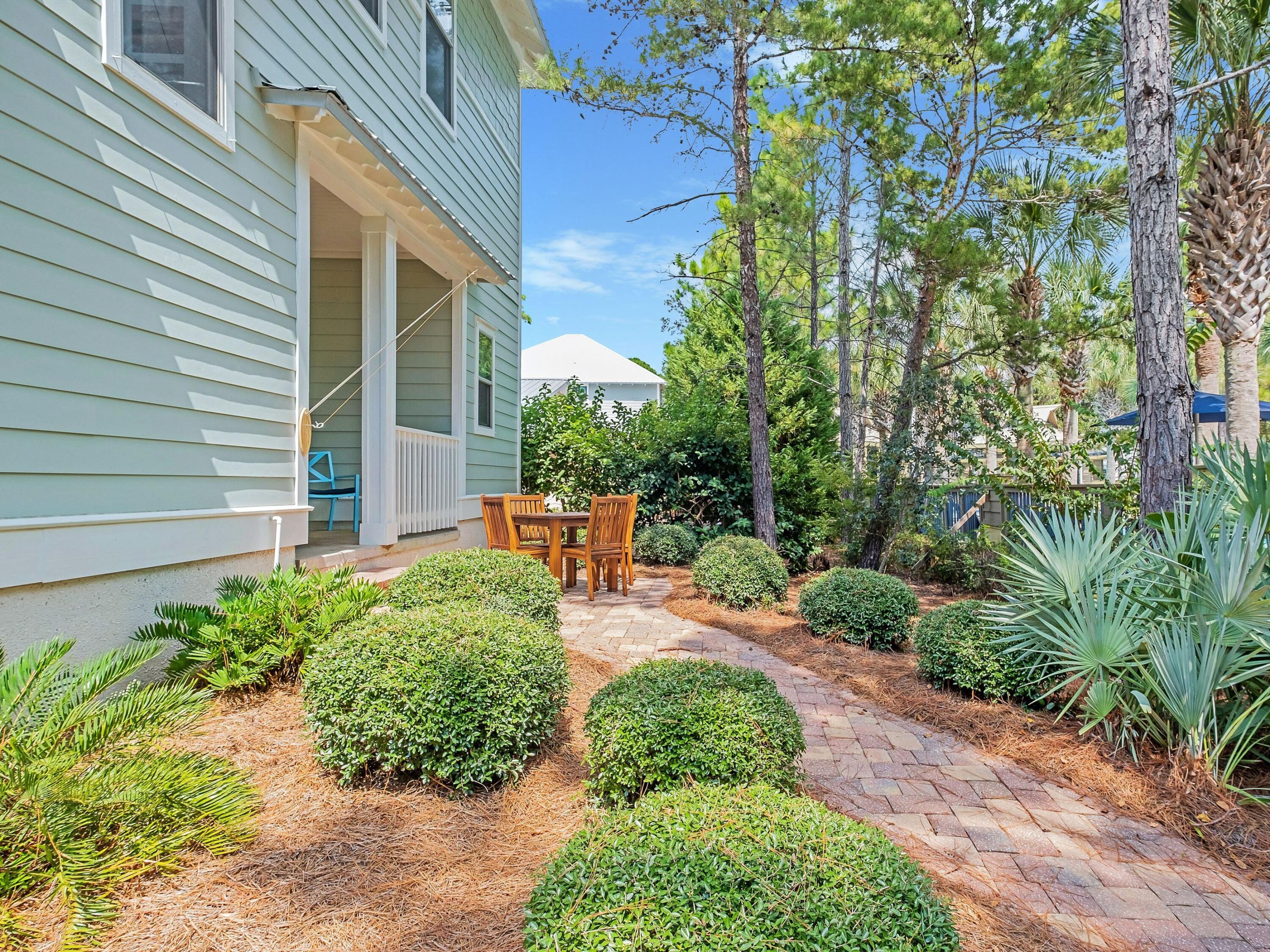 COTTAGES AT EASTERN LAKE - Residential
