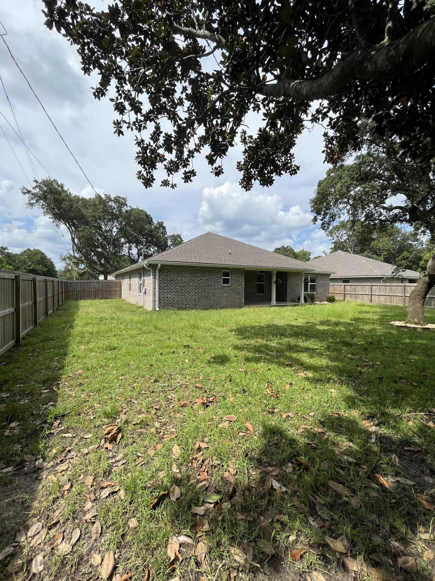 BAY RIDGE ADD LOT 14 BLK 1 - Residential Lease