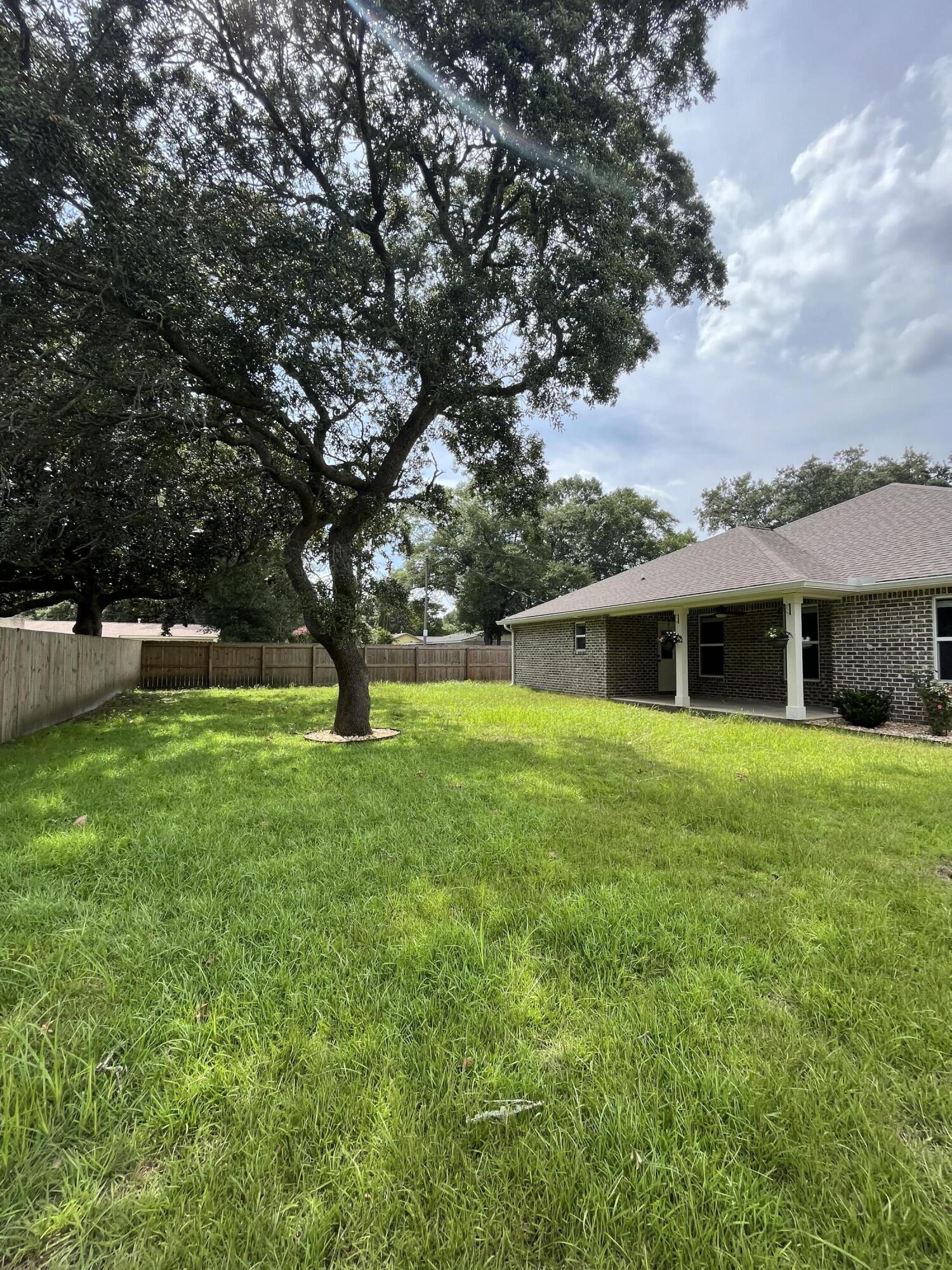 BAY RIDGE ADD LOT 14 BLK 1 - Residential Lease