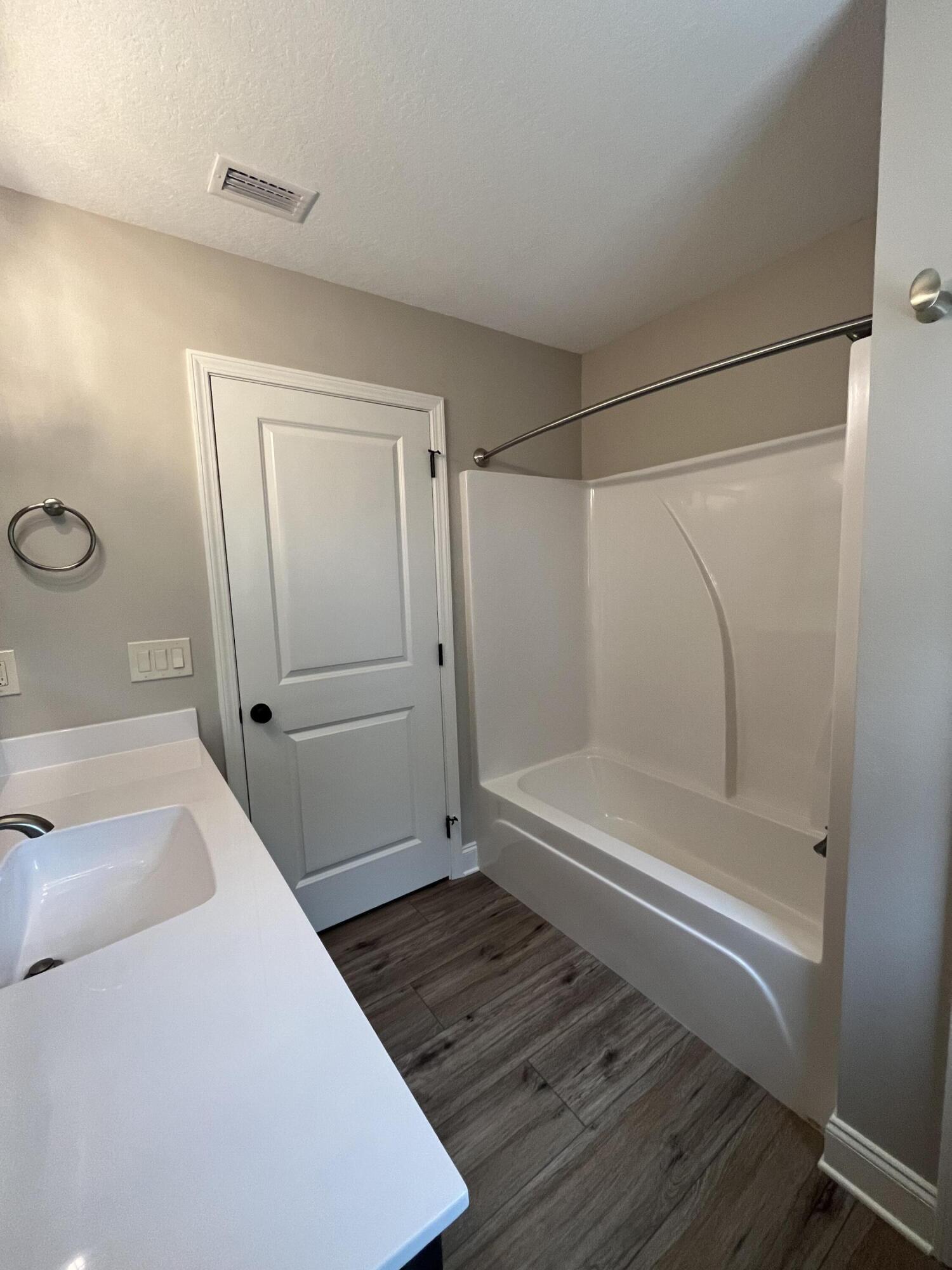 BAY RIDGE ADD LOT 14 BLK 1 - Residential Lease