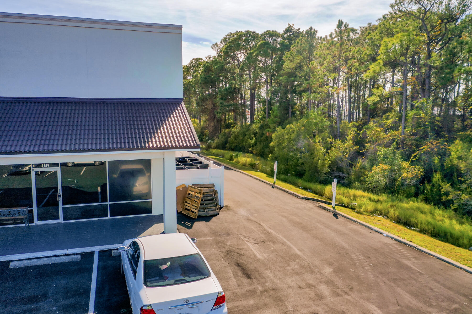 Main image without alt text