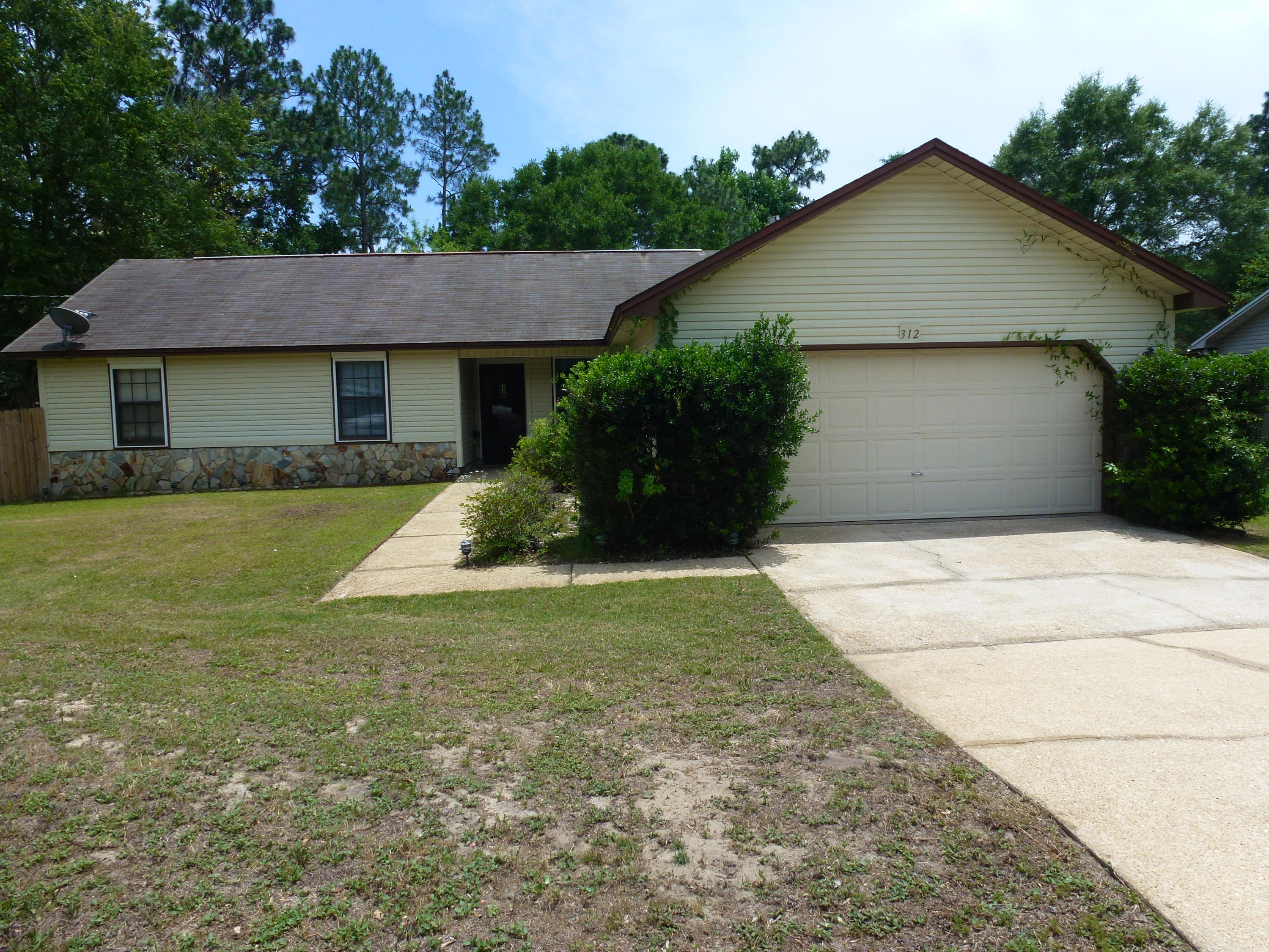 QUITE COUNTRY LIVING, 3 BEDROOM, 2 BATH, DINING ROOM, FIREPLACE LIVING ROOM, KITCHEN WITH BREAKFAST NOOK. LARGE FENCED YARD, CLOSE TO HIGH SCHOOL, SHOPPING, AND ONLY 20 MINUTES FROM EGLIN A.F.B. SORRY, no PETS allowed. AFFORDABE LIVING WORTH SEEING, WORTH RENTING. COME TAKE A LOOK!!