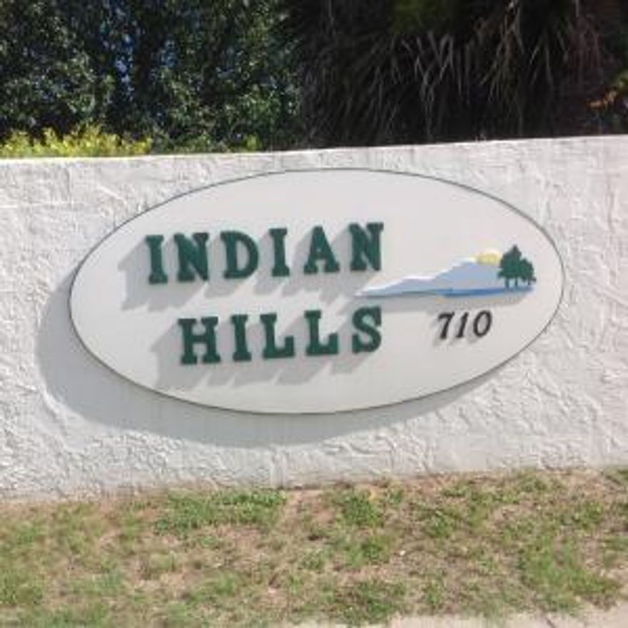 Townhouse located in the heart of Destin.  New paint .All measurements to be verified by Byer.