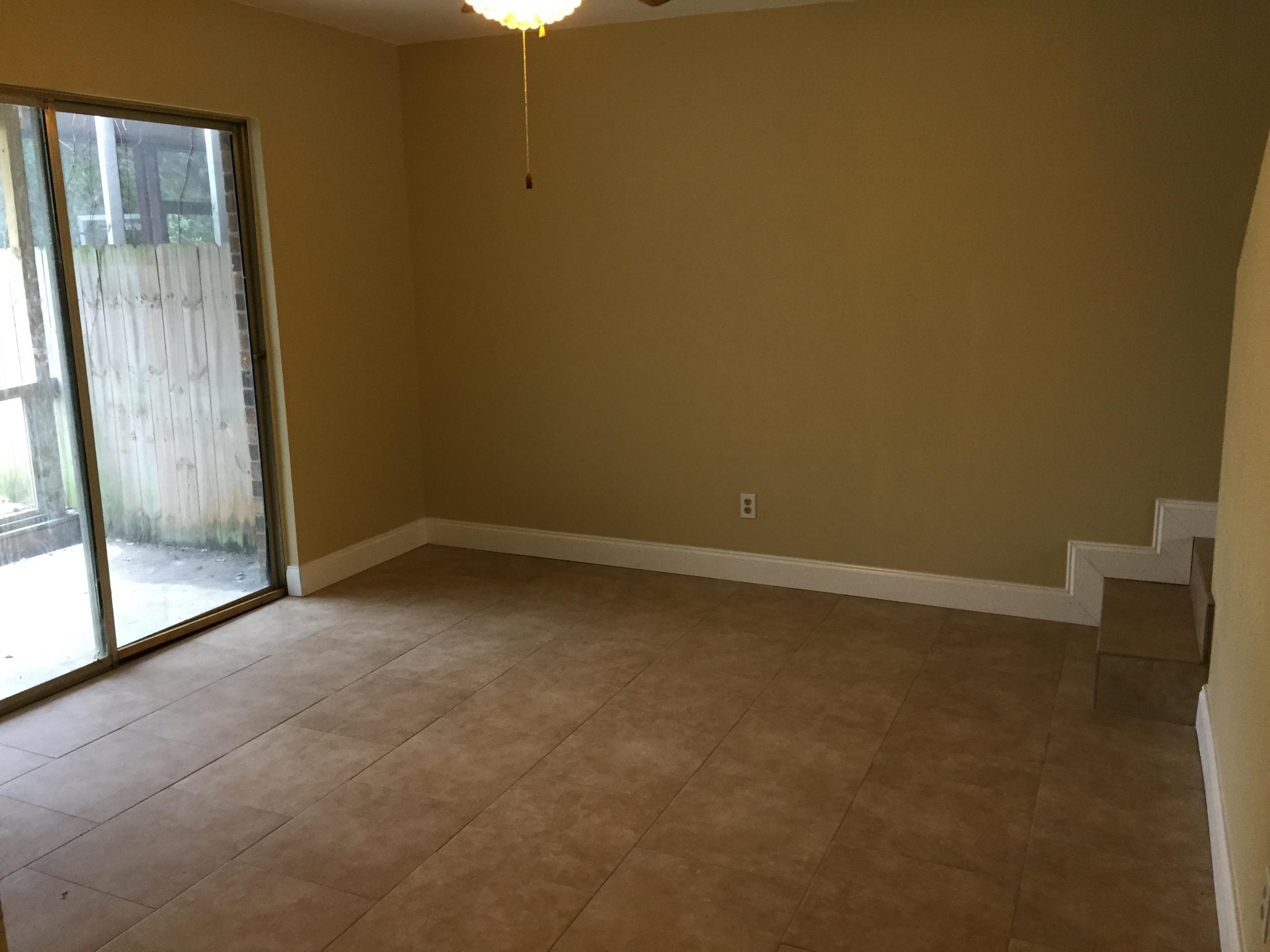This unit has been updated and is located in the heart of Ft. Walton Beach. Take a look at all of the pictures and come take a look today.