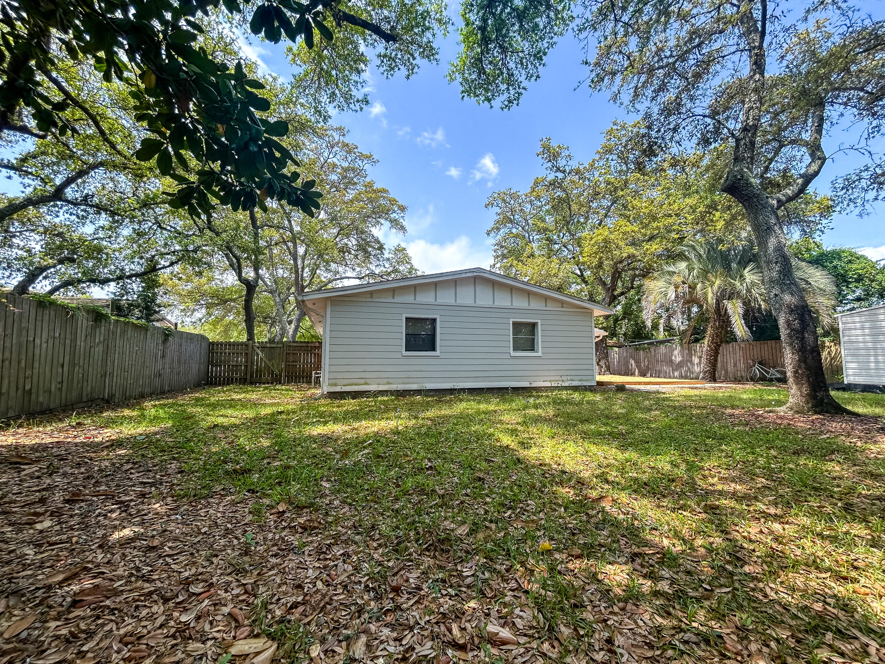 ELLIOTTS POINT 10TH ADDN - Residential Lease