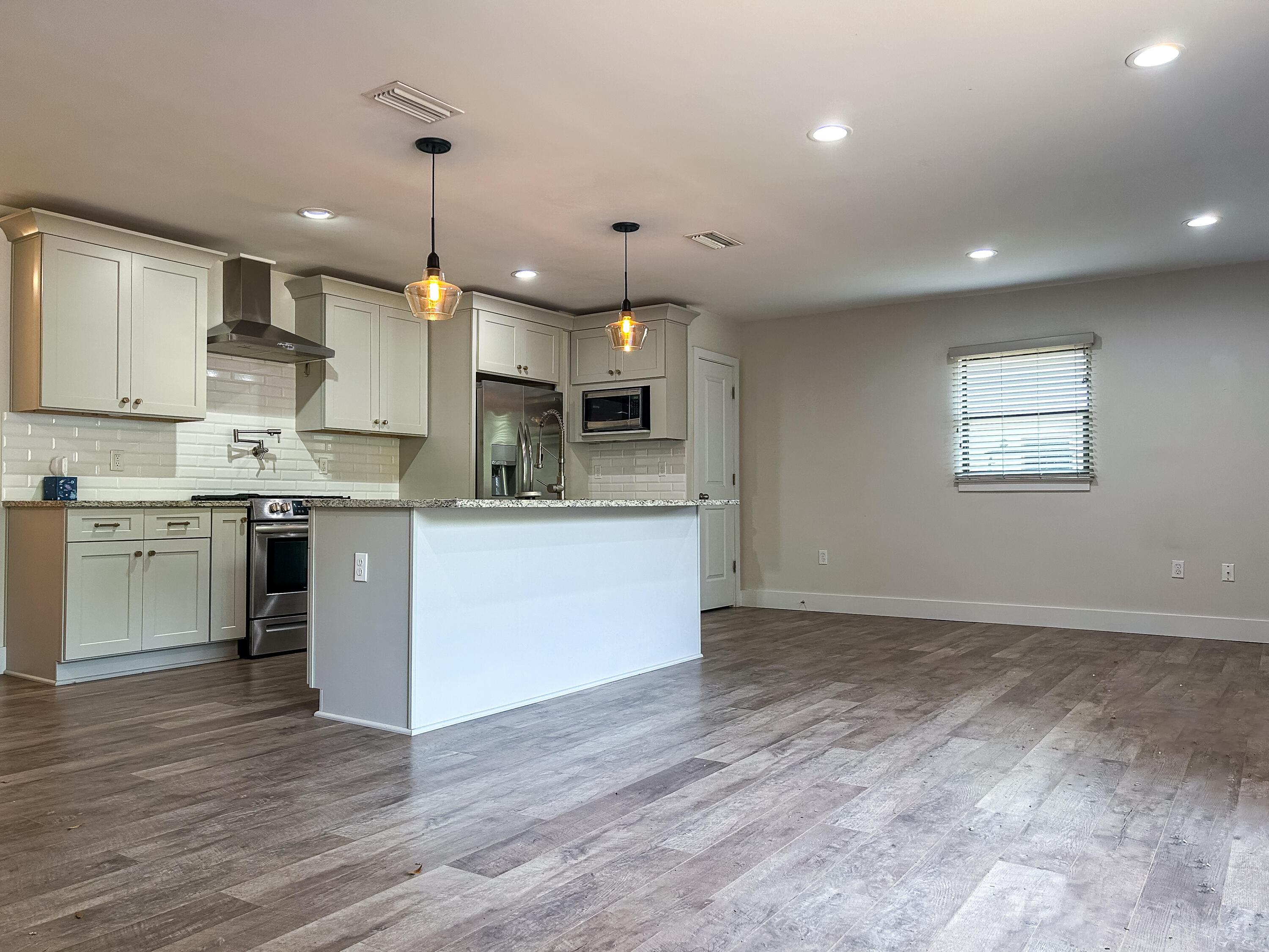 ELLIOTTS POINT 10TH ADDN - Residential Lease