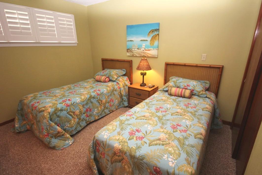 ISLANDER CONDO - Residential