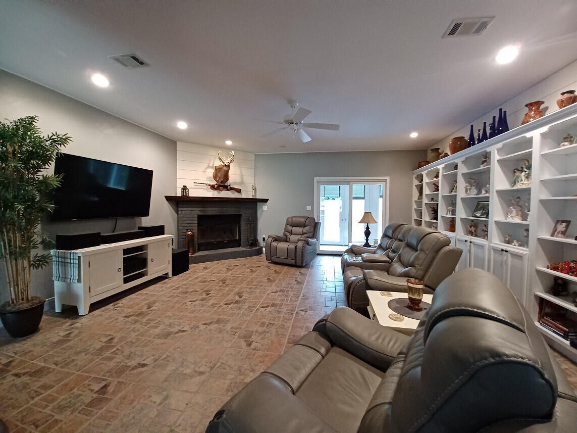 MIRROR LAKE - Residential